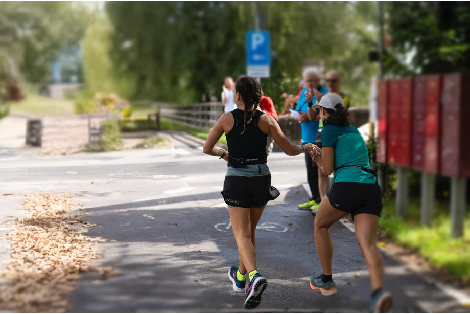 Due atlete si passano il testimone alla Relay in Love